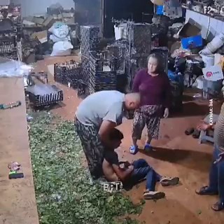 🇹🇷💐👊 EX BOXEADOR TURCO MATA FLORISTA POR FOTO DE RAMO UN PUÑETAZO FATAL DESATÓ TRAGEDIA EN ANTALYA ⚠️¡SIGUE @ULTIMAHORAENX PARA MÁS! En octubre de 2024 en Antalya Turquía el ex boxeador y entrenador Kıvanç Şensöz de 31 años irrumpió en un depósito de flores y golpeó brutalmente con un puñetazo en la cabeza y varias patadas al florista Eşref Yunus Yıldırıcı de 29 años. El motivo fue que la hermana del florista publicó en redes sociales una foto del ramo vendido a la esposa de Şensöz para prom