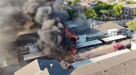 2 Houston firefighters injured after balcony collapses during apartment fire