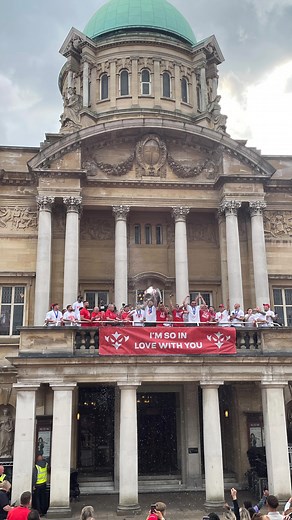 In case you missed it yesterday or just want to relive the party 🎉 Hull Kingston Rovers, your Challenge Cup Winners 2025, took to the balcony of Hull City Hall to celebrate with a sea of red and white supporters 🔴⚪️ | Hull City Council