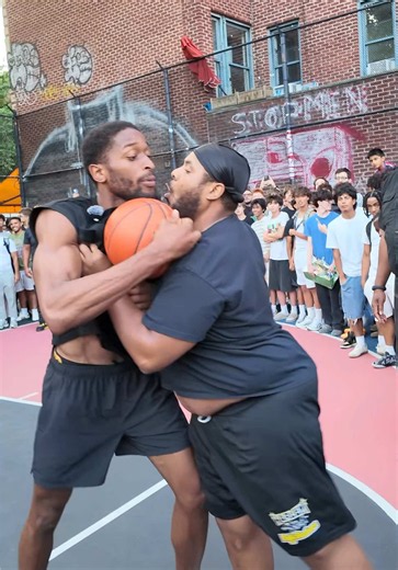 The Ultimate 1v1 Test in NYC… 100Pound vs DA FAT BOY 🫣😈@Mr£100 @GuardDaFatBoy #basketball #streetball #mattkiatipis