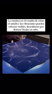 LA CIMÁTICA🧐. La cimática es el estudio de cómo el sonido y las vibraciones crean patrones visibles. El término proviene de la palabra griega antigua "kýma", que significa "ola"🌊🔊. La cimática funciona vibrando una superficie, como una placa, diafragma o membrana, y luego utilizando una capa delgada de líquido o arena para hacer visibles las regiones de máximo y mínimo desplazamiento🌎💫. Una placa metálica con arena encima vibra cuando se reproducen diferentes tonos a través de un altavoz. L