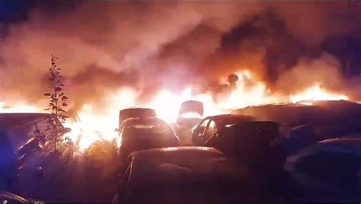 #Incendio en Corralón de Calle Olmos, Fraccionamiento Las Palmas, Durango: 70 Vehículos Consumidos por el Fuego. El dia de ayer Se produjo un incendio devastador en el corralón ubicado en la calle Olmos, en el fraccionamiento Las Palmas de la ciudad de #Durango, donde lamentablemente fueron consumidos por las llamas un total de 70 vehículos. | Revista MasDurango | Facebook