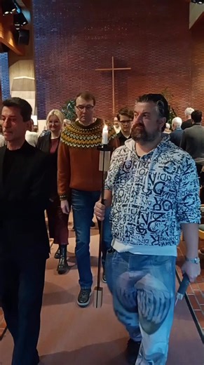 Kiitävi aika vierähtävät vuodet, miespolvet vaipuvat unholaan. Olemme saaneet aloittaa uuden kirkkovuoden. Armoa ja siunausta jokaiseen päivääsi! Teljän kirkossa ensimmäisen adventtisunnuntain messun päätteeksi lauloi Teljän Kamarikuoro Anne-Marie Grundsténin johdolla. | Porin Teljän seurakunta