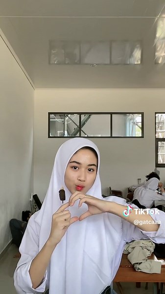 Why Do Eyes Move When Eating? Understanding the Phenomenon