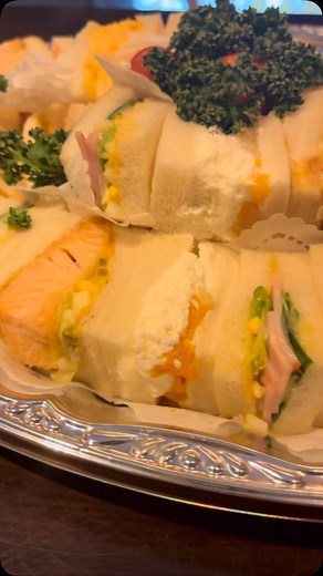 鳴海 じゅん on Instagram: "昨日はご縁あってお会いした方のお嬢様がOSK日本歌劇団の研修生で、この春卒業公演に向けて更なるアップを目指すフレッシュな生徒ちゃん✨ 鳴海じゅん・綺華れい Shining☆Starsレッスンに来てくれました☺️ 京都南座での初舞台も楽しみです😊✨ そして夜は宝塚のお店にて、素敵な方々と😍✨ 宝塚の先輩、影ちさとさん、峰城とわさん、英マキさん、紫鳳あけのさん、OSK日本歌劇団OGの夏城佑季さん、緒花朋さんにお会いできました😁💕 めちゃくちゃ華やか〜✨✨ 影ちさとさんは東京の宝塚受験スクールの先生で歴代タカラジェンヌをたくさん輩出されている先輩💫 昨日は宝塚音楽学校の文化祭を観に宝塚に来られていました☺️ 初めましてのドキドキも吹っ飛ぶくらいとっても気さくなお方で🥰 先輩方のエネルギッシュなオーラはキラッキラで、おおらかで、お美しい🥰 こうして背中をみて、心に響くお言葉をたくさん聞けて、年代を越えて語り合える有難みをヒシヒシと感じました