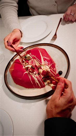Hyatt Regency Lisboa on Instagram: "No Dia dos Namorados, o amor também se celebra à mesa. No ViseVersa, restaurante do Hyatt Regency Lisboa, a noite começa com um Welcome Cocktail Sunset Story, daqueles que marcam o início de algo especial. À mesa, pão de massa mãe e broa de milho, acompanhados por manteigas e azeite. Um começo simples, pensado para partilhar, como tudo o que vale a pena partilhar. A seguir, a escolha faz parte da experiência. Um tártaro de novilho com gema fumada e trufa, inte