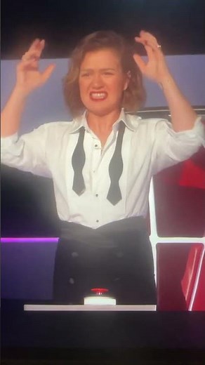 Alexia gets The wave of approval #thevoice #rb