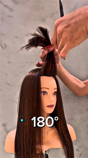 Hitoshi Kure/呉 等至/Cut educator on Instagram‎: "前髪にグラデーション、レイヤーカットして引き出す角度を変えて毛先の厚さの違いを比べてみました。 I compared the difference in the thickness of the hair ends by changing the angle of gradient and layering the bangs and pulling out. 在刘海上渐变，分层剪，改变拉出的角度，比较了发梢的厚度差异。 앞머리에 그라데이션, 레이어컷해서 빼내는 각도를 바꿔서 머리끝 두께의 차이를 비교해 보았습니다. Comparé la diferencia en el grosor de las puntas del cabello cambiando el ángulo de gradiente y superponiendo el flequillo. Eu comparei a diferença na espessura das pontas do cabelo muda