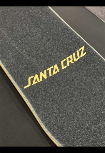 Montagem completa de um skate com shape Santa Cruz Powerlyte! 🛹 Essa nave foi para a cliente Priscila Pereira da cidade de São Paulo. 🤝 Confira todos os nossos produtos disponíveis na loja online da Ever e garanta já o seu skate. ✅ everskateshop.com.br (veja o link no perfil). #everskateshop #skateshop #skatista #skate #processo