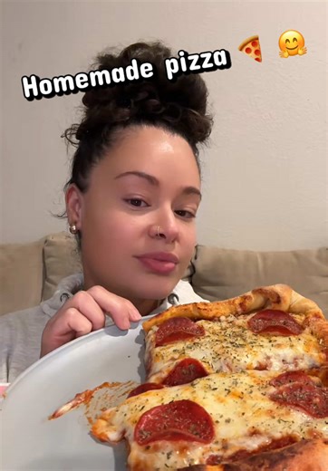 Homemade pizza with turkey pepperoni and seasoning 🥰🫶🏼#fyp #foryoupage #eatwithme #mukbang #pizza