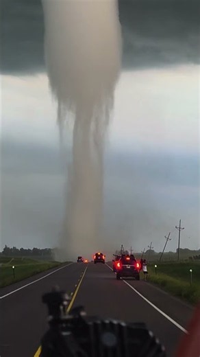 Watch this tornado hit power lines. 🌪️⚡