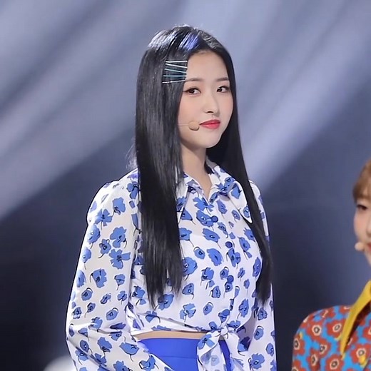 when they switched places... >>> #loona #fyp #kpopfyp #fypシ #loonatheworld #chuu #chuuloona #oliviahye #hyeju