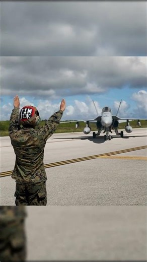 Watch This Marshaller Control an F/A-18F Like a Pro! #shorts #military