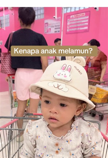 Kenapa anak 13 bulan suka melamun? Karena otaknya sedang bekerja. Anak sedang: Mencerna hal baru Fokus mengamati Capek setelah banyak aktivitas Melamun pada usia ini normal dan bagian dari tumbuh kembang 💛 ❗ Perlu diperhatikan jika: Terlalu lama Tidak merespons saat dipanggil ✨ Melamun ≠ kosong, tapi otak anak sedang belajar. 💡 Tips untuk orang tua Ajak bicara lembut: “Adek lihat apa?” Sentuh pelan tangan atau bahunya Jangan langsung panik Beri waktu anak diam sejenak. #parenting #tipsparentin