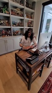 Dernière mini guitare signée par Slash à gagner sur le compte instagram de Meegan, malheureusement exclusivement réservé aux résidents US. // If you're in the US, here's the last mini guitar signed by Slash to give away ! All details on Meegan's instagram. 📷 Meegan | Slash France