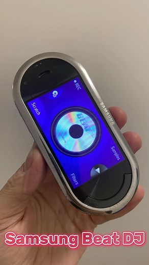 OldPhoneSlovakia on Instagram: "Samaung Beat DJ (M7600) 🎧☎️ 🇸🇰 (🇬🇧bellow) Beat DJ alebo aj mixážny pult v mobilnom telefóne? Prečo nie - Samsung Beat DJ túto možnosť ponúkol. Mladistvý dizajn, STEREO reproduktory, 3,2 megapixlový fotoaparát, 3G siete, Bluetooth a naozaj prepracovaný MP3 prehrávač s funkciou mixovania si vlastnej hudby. Vďaka dotykovému ovládaniu veľmi návykové a intuitívne, do hudby ste mohol vkladať rozne zvuky a vstupy a ak sa vám výsledok páčil jednoducho ste ho zdieľal