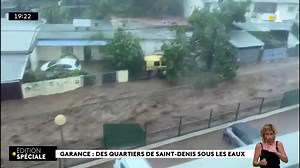 🌀 Cyclone Garance : à Saint-Denis de La Réunion, les trombes d'eau ont fait déborder la rivière. Les rues sont inondées. Plusieurs voitures ont été emportées par le courant 👇 | La 1ère