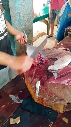 Pro Tips : Fillet Bonito Tuna Fast ⚡ #shorts #knifeskills #fish #tunacutting