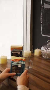 ☕ Tu café de origen, donde estés. Con los nuevos Drip Juan Valdez, solo necesitás una taza y agua caliente. Cada sobre contiene café molido de origen en un filtro listo para usar. Fáciles, prácticos y sin perder la calidad de un verdadero café colombiano. 📦 Llevá tu ritual cafetero a cualquier parte. | Juan Valdez Café