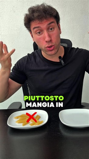 Il problema non è quanto mangi. È cosa scegli di mettere nel piatto. Molte persone provano a dimagrire mangiando meno… e dopo pochi giorni hanno fame, mollano e ricomincia tutto da capo. La densità calorica funziona proprio perché ti permette di: ✔ mangiare porzioni abbondanti ✔ sentirti sazio più a lungo ✔ dimagrire senza soffrire ✔ non eliminare i carboidrati Ma attenzione: non esistono carboidrati “migliori” in assoluto. Esistono quelli che riesci a mantenere nel tempo. Perché l’alimentazione