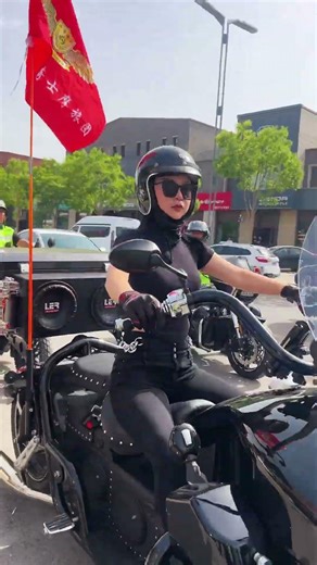 中国路威大摩托，换一种不一样的骑行体验！全车长度3米五，高度1米5，整车净重600kg，整车的驾驶感觉就是一个汽车级的沉稳体验和安全，同时又是摩托车的外观和操控#摩托车 #路威兰盾 #中国制造