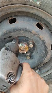 How to properly tighten car wheel bolts