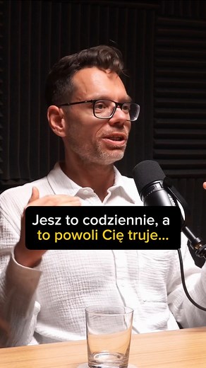 Jesz to codziennie… a to powoli cię truje. 😳 Lipotoksyny, zjełczałe tłuszcze, glikotoksyny - wszystko to, co powstaje w przypieczonym chlebie, zwęglonym mięsie czy przetworzonych produktach. Gdybyś zobaczył, ile tego jest… już nigdy nie spojrzałbyś na to tak samo. Te związki wchodzą prosto w układ krążenia, pobudzają receptory, przeciążają układ odpornościowy i wywołują przewlekłe stany zapalne. A to dopiero początek.🤯 Dochodzi akumulacja metali ciężkich, zanieczyszczenia środowiskowe i mikrop