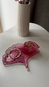 🩷 Making a Beautiful Pink Tray with @craft.resin ✨🛒 Use code ABDESIGN10 to get a 10% discount on craft-resin.com! Create unique home decor with Craft Resin! 🥰 Watch as our talented friend @abdesign.dk makes this sparkly pink tray using Craft Resin for Arts & Crafts 🎨 Mixing resin and hardener and pouring the mix into two separate cups, the artisan coloured the epoxy with pink Mica Powder and glitter. Pouring the mixes onto the opposite sides of the mould, she created a beautiful piece of hom