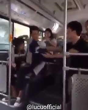 Mulher pagando um boquete dentro do ônibos