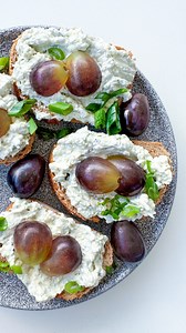 Nivová pomazánka patří mezi stálice večírků. Perfektně se hodí na jednohubky i chlebíčky. Recept je velmi jednoduchý a můžete se vsadit, že z obložených talířů zmizí kousky s aromatickou nivovou pomazánkou mezi prvními. Zdobit ji můžete nejen hroznovým vínem, které ji osvěží, ale i vlašskými (nebo jinými) ořechy a/nebo jarní cibulkou. Přidáme i tip na odlehčení osvědčeného receptu bílým jogurtem a zdravou verzi nivové pomazánky z tvarohu. Recept k uložení a vytištění najdete na ap