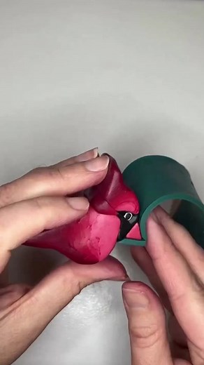 Domestika | ¡El complemento perfecto para esta temporada! 🦜 Kristin Vaughn es la creadora de Hillside Studio (@shophillsidestudio), una marca de... | Instagram