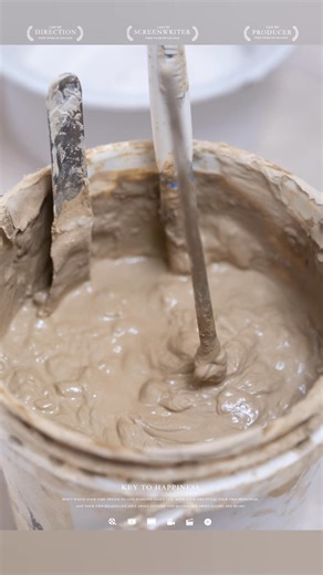 平凡平房獨棟度假屋 on Instagram: "有些低潮， 不是靠逃避，而是靠一點一點親手重建。 午後的陶藝課上， 她專注地削著胚、推著土、 在旋轉的轉盤上， 慢慢找回屬於自己的步伐。 手溫暖，心也跟著柔軟。 原來自信不是大步往前， 而是在安靜裡，把自己找回來。 很開心看見她因為終身學習 而重新亮起來的那道光—— 從串珠、繪畫、弄陶到生活的每個決定， 都是她選擇自己、相信自己的證據。 今天的側拍告訴我： 我們走的方向是對的。 願她繼續勇敢， 把喜歡的事，一件件做成生活。 把未來，慢慢捏成想要的樣子。 #慢下來的人最幸福 #自在自宅 #平凡平房 #偏鄉居遊 #換個地方過生活 #像家一樣的民宿 ✨ 喜歡手作與慢生活的人，歡迎一起交流 歡迎來鹿野，用旅行替自己按下慢的節奏。"