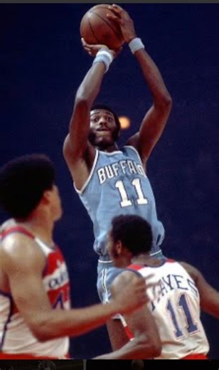 Bob McAdoo wasn’t underrated… fans just forgot how unstoppable he was. A 6’9” big who could shoot like a guard. MVP. Scoring champ three straight years. A modern game in a 1970s body — decades before the league caught up. Every generation has stars. The 70s had a silent assassin named McAdoo. Where do you rank Bob McAdoo among the most skilled bigs ever? #OldHeadOriginals #BobMcAdoo #70sHoops #BuffaloBraves #BasketballLegends #NBAHistory #DifferentEra | Old-Head