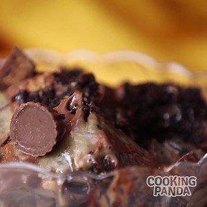 The only thing better than a warm, gooey Reeses cake is one you can dump in the slow cooker! | Cooking Panda