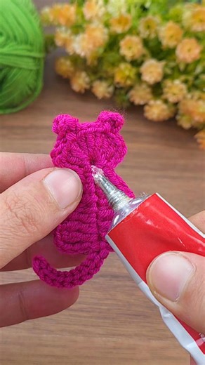 Yurdagül Canbey on Instagram: "I made many. I sold them all. very cute and easy cat keychain making #crochet #diy"