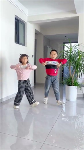 Hilarious Kid's Cabbage Smiles Performance: Unmissable Cuteness