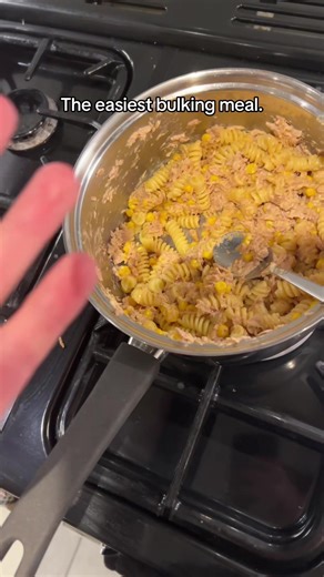 You can make this with your eyes closed hands behind your back and no legs and the calories are crazy Tuna mayo pasta is the cheat code #fyp #gymtok #gym #bulking
