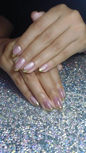 Bien elegante bien todo q versh Nivelacion buildergel,cat eye y efecto espejo #fyp #nailsinspo #buildergel #fypシ゚viral #navidad