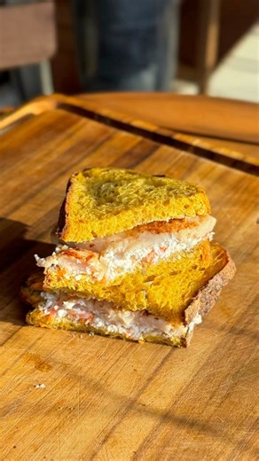 Sanduíche super rápido e simples mas que é uma baita opção para um lanche da tarde. Além do frango, fica ainda mais proteico por conta do Cottagy da Yorgus Grego Ingredientes: • 50g de cottagy • 1 colher de chá de wasabi • 30g cenoura ralada • 100g filé de frango grelhado • 2 fatias de pão #superreels #purotalento #receitasimples #cafedamanha #sanduiche #lanches | Edu Verlang