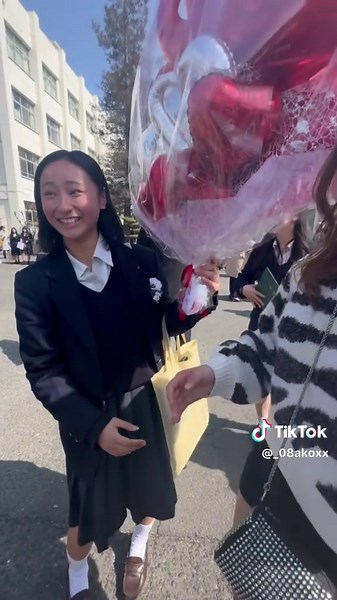 卒業式の感動的な瞬間とサプライズ花束