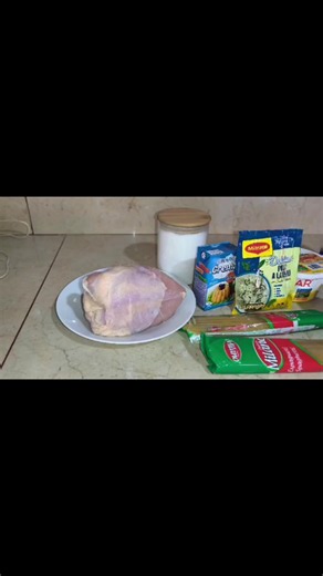 Espaguetis en salsa blanca con pollo y tocino — receta fácil