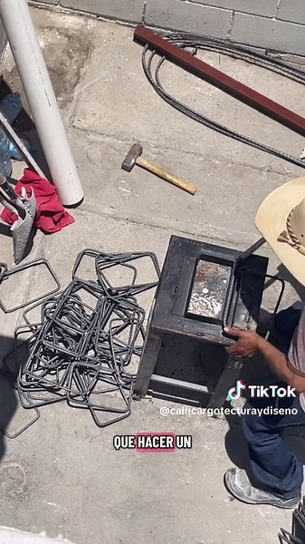 🎥 ¿Cómo cimentamos un contenedor en planta alta? En este proyecto, los contenedores se montaron en segundo nivel, así que diseñamos una estructura de liga para transferir todas las cargas hacia los elementos estructurales de la casa 🏗️ Ármanos las vigas, anclamos, vaciamos, nivelamos, y anclamos cada punto para que el peso se distribuya de forma segura y precisa 💪 En CALLI no solo colocamos contenedores… Los integramos como parte estructural del diseño. ⚙️✨ #callicargotecturaydiseño #Cargotec