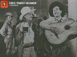 1949 “LA OVEJA NEGRA” Filmada a partir del 25 de Julio de 1949. Estudios: Tepeyac. Producción: Rodríguez Hermanos, S. De R.L. Estreno 24 de Diciembre de 1949. Cine: Orfeón. En la imagen Andrés Soler y Pedro Infante ANÉCDOTA: La oveja negra y no desearas la mujer de tu hijo se rodaron simultáneamente: Pedro le decía a Ismael Rodríguez. - Oye mi papel es un hueso. Toda la fuerza la tiene el personaje de Fernando Soler, y yo soy nada más víctima.: Si 'apa, no ' apa. - En el fondo- respondía Rodrígu