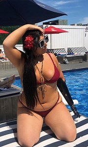 My robotic arm makes me feel sexy 🫦 #reels #bionicwoman #robot #robotarm #arm #armless #bionicarm #dating #blinddate | Love Don't Judge