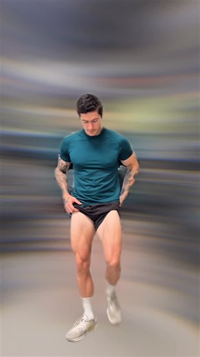 Le quadriceps est le seul muscle extenseur du genou, composé de quatre parties : vaste interne, vaste externe, vaste intermédiaire et droit fémoral. Son rôle principal est simple : tendre la jambe après la flexion. Pour le développer efficacement, il faut respecter un principe clé : aller chercher une grosse flexion de genou pour créer un fort étirement, puis remonter en extension complète. Les demi-amplitudes limitent fortement le recrutement musculaire. 👉 La structure idéale d’un entraînement