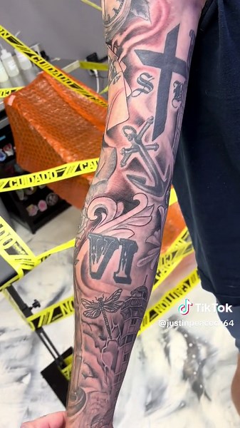 Some filler to connect the sleeve together✍🏼 #tattoo #tattooartist