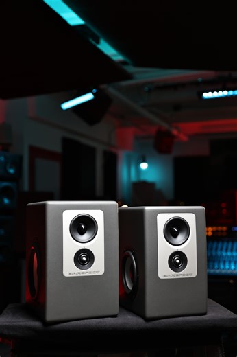 Barefoot Sound just leveled up 🔊! The new Footprint01 Gen2 and Footprint02 Gen2 monitors are here, and it's not just a cosmetic refresh. This is a massive sonic upgrade. We’re talking a nearly ground-up rebuild of Barefoot’s best-selling monitors: all-new drivers 🔊, updated cabinets and amplifiers ⚡, cutting-edge SPOC technology 🧠, and more. The Footprint01 Gen2 and Footprint02 Gen2 are in stock now at Vintage King and ready to ship. Learn more and get yours here 👉 https://bit.ly/BFFPG2 | Vi