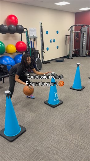 Concussion rehab ➡️ Return to sport 🏀 Before stepping back onto the court, we make sure our athletes are truly ready — physically, mentally, and neurologically. 🧠 These drills challenge: • Reaction time • Visual processing • Balance & coordination • Tolerance to external forces By integrating BlazePods, sport-specific movements, and controlled contact, we simulate real game demands — helping the athlete rebuild confidence and reduce the risk of re-injury. Rehab isn’t just about feeling good — 