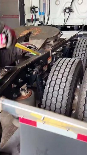 Checking the Steering Axle on This Truck 👀