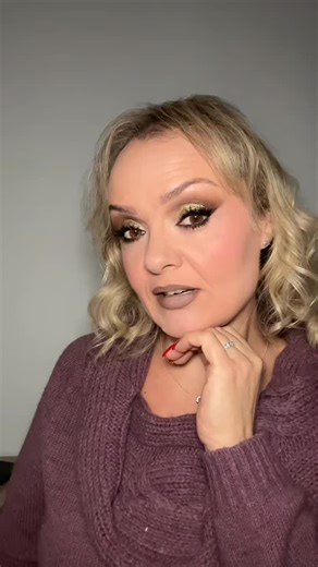 Jeny’s world ❤️🧡💛💚💙💜 on Instagram: "Mi sento esaurita 🤣 . Prodotti : @extra.landia Color Scheme 2 Palette, Crossword Line(r) Ultra Matte, Hacker Mascara Black . . @bperfectcosmetics Palette Carnival. . @plouise_makeup_academy Base per ombretto e Pennelli . @clavier.it & @danieledevitis_mua Ciglia finte a ciuffi “Wispies Celebrity” nr. 8, 10, 11 e 12. . #eyelook #shimmer #esaurita #lashes #mua"